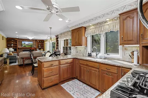 Kitchen - 69 Willow Tree Pl, Village Of Grosse Pointe Shores, MI 48236 photo 1 of 10