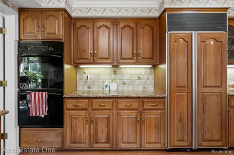 Kitchen - 69 Willow Tree Pl, Village Of Grosse Pointe Shores, MI 48236 photo 8 of 10