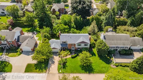 View/Area - 69 Willow Tree Pl, Village Of Grosse Pointe Shores, MI 48236 photo 2 of 7