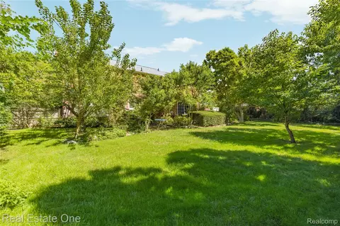 Exterior - 69 Willow Tree Pl, Village Of Grosse Pointe Shores, MI 48236 photo 7 of 11