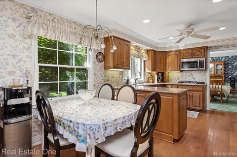 Kitchen - 69 Willow Tree Pl, Village Of Grosse Pointe Shores, MI 48236 photo 10 of 10