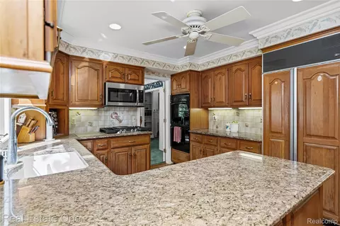 Kitchen - 69 Willow Tree Pl, Village Of Grosse Pointe Shores, MI 48236 photo 5 of 10