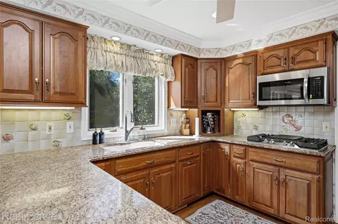 Kitchen - 69 Willow Tree Pl, Village Of Grosse Pointe Shores, MI 48236 photo 9 of 10