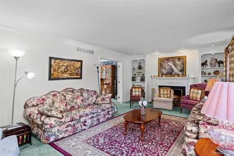 Living - 69 Willow Tree Pl, Village Of Grosse Pointe Shores, MI 48236 photo 2 of 9