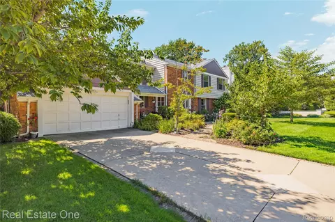 Exterior - 69 Willow Tree Pl, Village Of Grosse Pointe Shores, MI 48236 photo 1 of 11