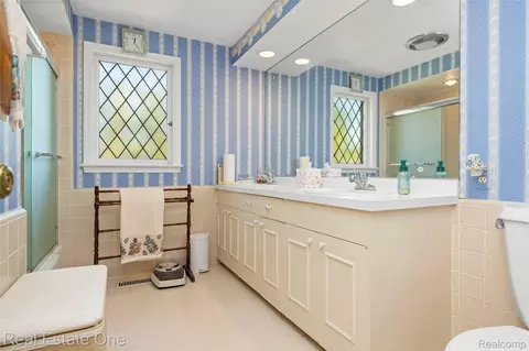 Bath - 69 Willow Tree Pl, Village Of Grosse Pointe Shores, MI 48236 photo 4 of 7