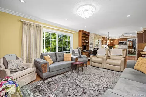 Living - 69 Willow Tree Pl, Village Of Grosse Pointe Shores, MI 48236 photo 9 of 9