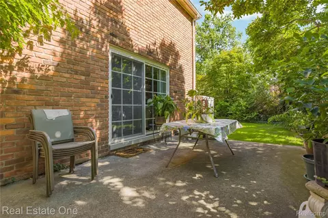 Exterior - 69 Willow Tree Pl, Village Of Grosse Pointe Shores, MI 48236 photo 10 of 11