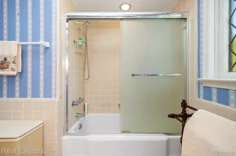 Bath - 69 Willow Tree Pl, Village Of Grosse Pointe Shores, MI 48236 photo 5 of 7