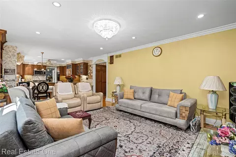 Living - 69 Willow Tree Pl, Village Of Grosse Pointe Shores, MI 48236 photo 8 of 9