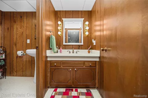 Bath - 69 Willow Tree Pl, Village Of Grosse Pointe Shores, MI 48236 photo 6 of 7