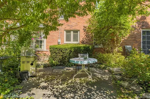 Exterior - 69 Willow Tree Pl, Village Of Grosse Pointe Shores, MI 48236 photo 8 of 11