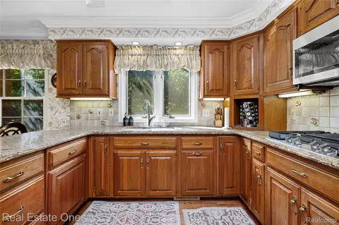 Kitchen - 69 Willow Tree Pl, Village Of Grosse Pointe Shores, MI 48236 photo 2 of 10