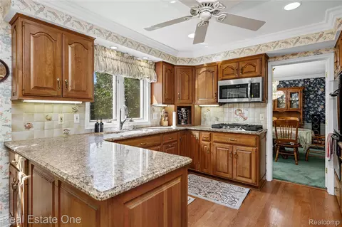 Kitchen - 69 Willow Tree Pl, Village Of Grosse Pointe Shores, MI 48236 photo 4 of 10