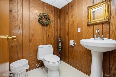 Bath - 69 Willow Tree Pl, Village Of Grosse Pointe Shores, MI 48236 photo 7 of 7