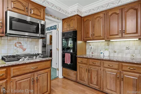 Kitchen - 69 Willow Tree Pl, Village Of Grosse Pointe Shores, MI 48236 photo 7 of 10