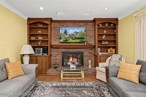 Living - 69 Willow Tree Pl, Village Of Grosse Pointe Shores, MI 48236 photo 7 of 9