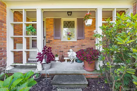 Exterior - 69 Willow Tree Pl, Village Of Grosse Pointe Shores, MI 48236 photo 3 of 11