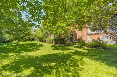 Exterior - 69 Willow Tree Pl, Village Of Grosse Pointe Shores, MI 48236 photo 5 of 11