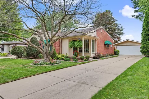 7656 N Charlesworth St, Dearborn Heights, MI 48127