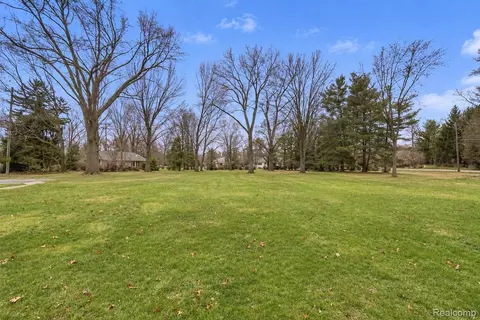 6606 Vachon Ct, Bloomfield, MI 48301