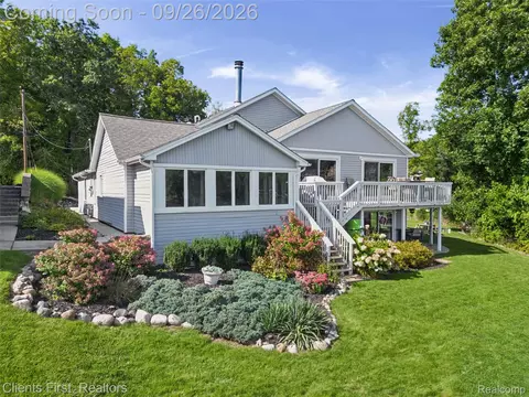 602 Cushing St, Orion, MI 48362