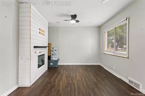 Living - 4842 Hunt St, Wayne, MI 48184 photo 2 of 5