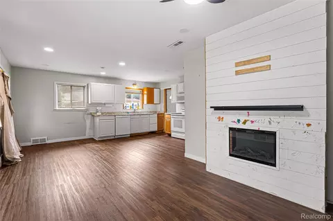Living - 4842 Hunt St, Wayne, MI 48184 photo 3 of 3