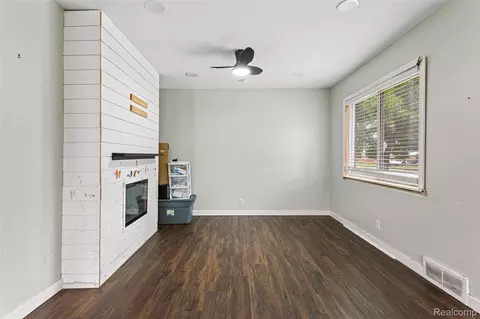 Living - 4842 Hunt St, Wayne, MI 48184 photo 2 of 3