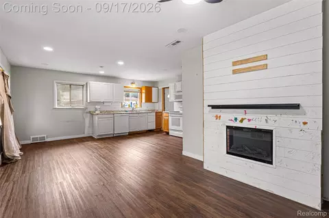 Living - 4842 Hunt St, Wayne, MI 48184 photo 3 of 5