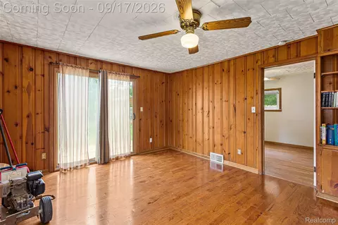 Living - 4842 Hunt St, Wayne, MI 48184 photo 4 of 5