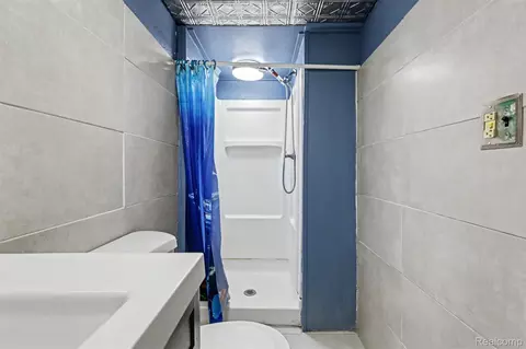 Bath - 1817 Drexel St, Dearborn, MI 48128 photo 6 of 6