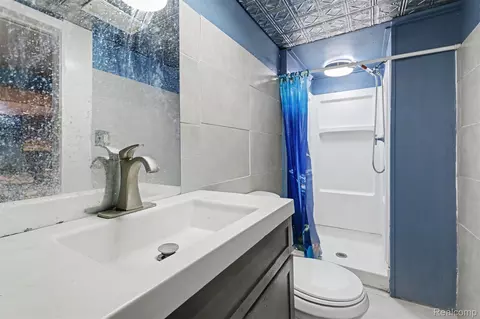 Bath - 1817 Drexel St, Dearborn, MI 48128 photo 5 of 6
