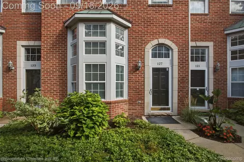 127 N Georgetown Sq, Royal Oak, MI 48067