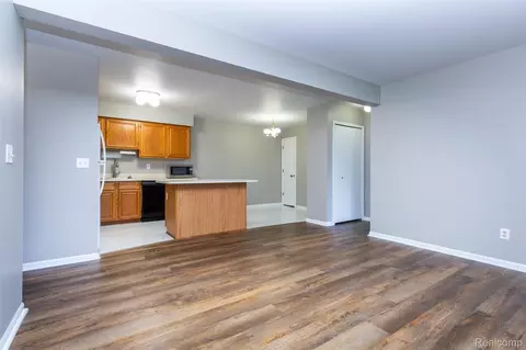 Living - 15332 Ashley Ct, Macomb, MI 48044 photo 2 of 3