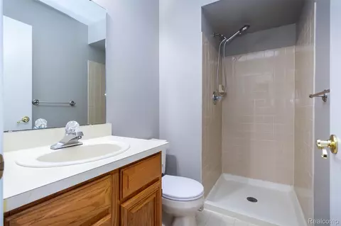 Bath - 15332 Ashley Ct, Macomb, MI 48044 photo 2 of 2