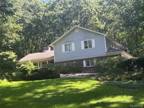 1175 Duck Creek Ln, Groveland, MI 48462