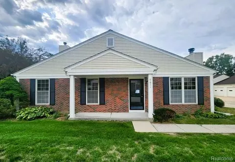 7611 Woodview Dr, Waterford, MI 48327