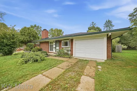 29700 Rock Creek Dr, Southfield, MI 48076
