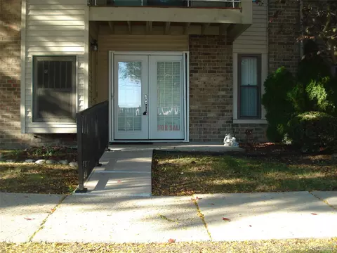 30445 W Fourteen Mile Rd #55, Farmington Hills, MI 48334