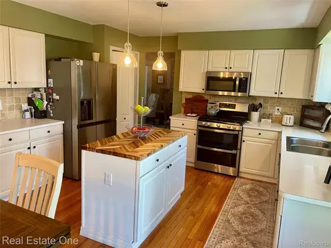 Kitchen - 5613 Adderstone Dr, Independence, MI 48346 photo 3 of 4