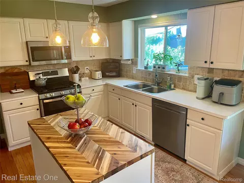 Kitchen - 5613 Adderstone Dr, Independence, MI 48346 photo 2 of 4