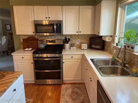 Kitchen - 5613 Adderstone Dr, Independence, MI 48346 photo 4 of 4
