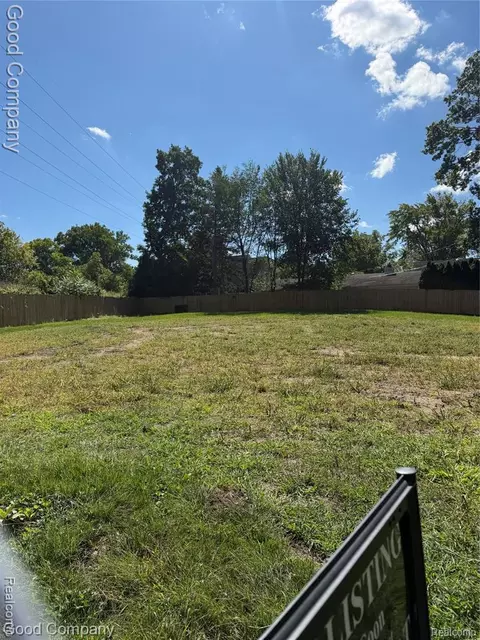 1201 Woodsboro Dr, Royal Oak, MI 48067