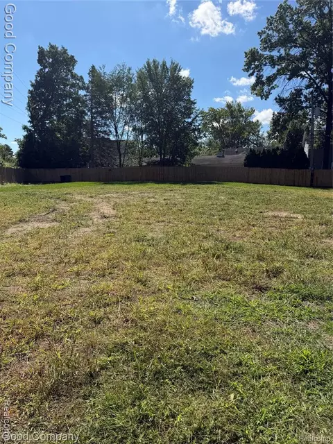 1209 Woodsboro Dr, Royal Oak, MI 48067