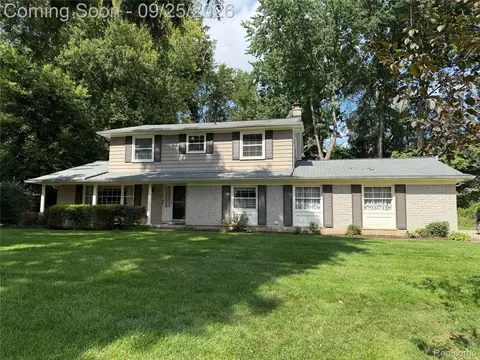 353 Broadleaf Dr, Oakland, MI 48306