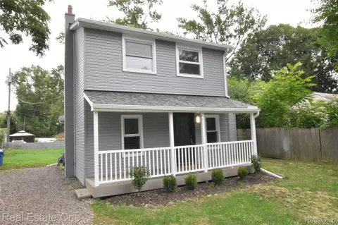 1565 Parkway St, Waterford, MI 48328