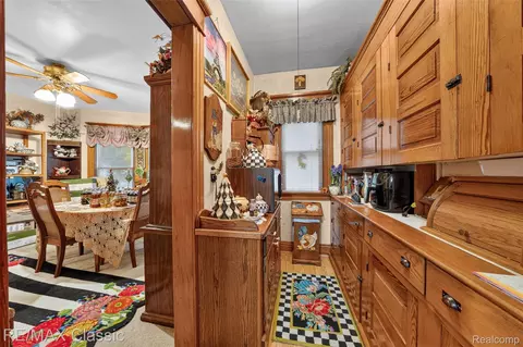 Entry Way - 332 Broadway, Springfield, MI 48350 photo 5 of 6
