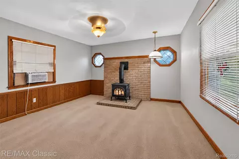 Living - 332 Broadway, Springfield, MI 48350 photo 2 of 3