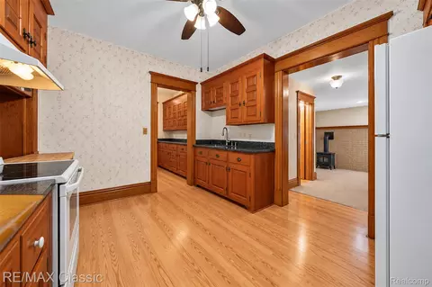 Entry Way - 332 Broadway, Springfield, MI 48350 photo 2 of 6